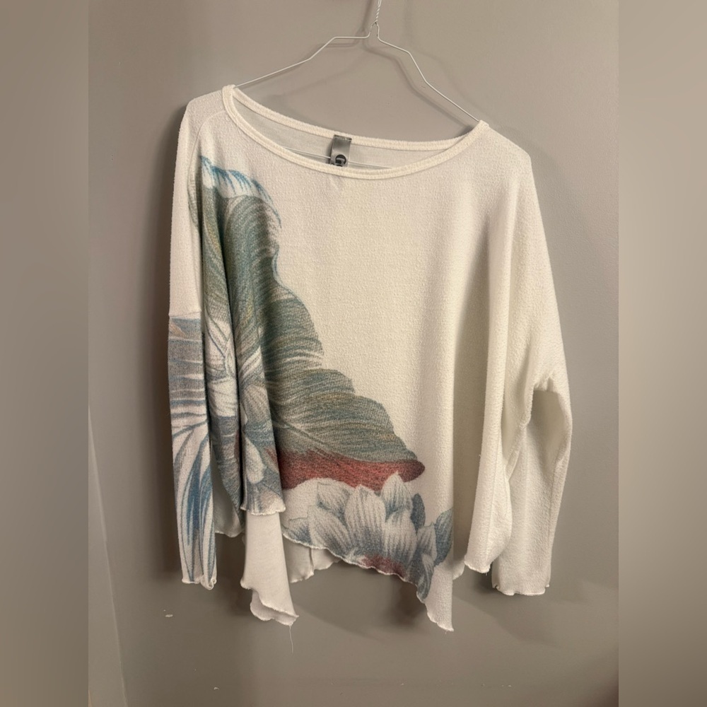 Go Couture Floral Asymmetrical Lightweight Knit Top – Size M